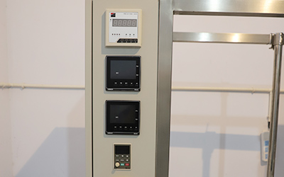 Wiped Film molecular distillation for CBD oil detail - Controller - Omron brand temperature controller. Vacumm display with Torr, mBar, Pa unit. Speed setting and display. 