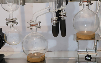 Wiped Film molecular distillation for CBD oil detail - Collecting flask - GG17 high borosilicate glass material, anti-corrosive. With adjustable lifting stand. Heavy and light molecular collecting flask, volume is optiona, material is optional.